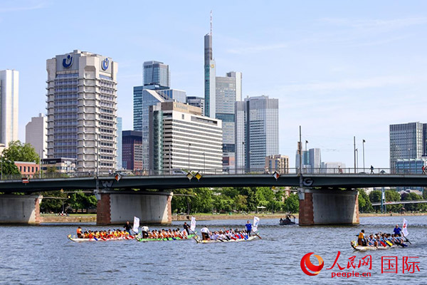 龍舟賽隊(duì)伍奮力揮槳、破浪前行。人民網(wǎng) 依琳攝