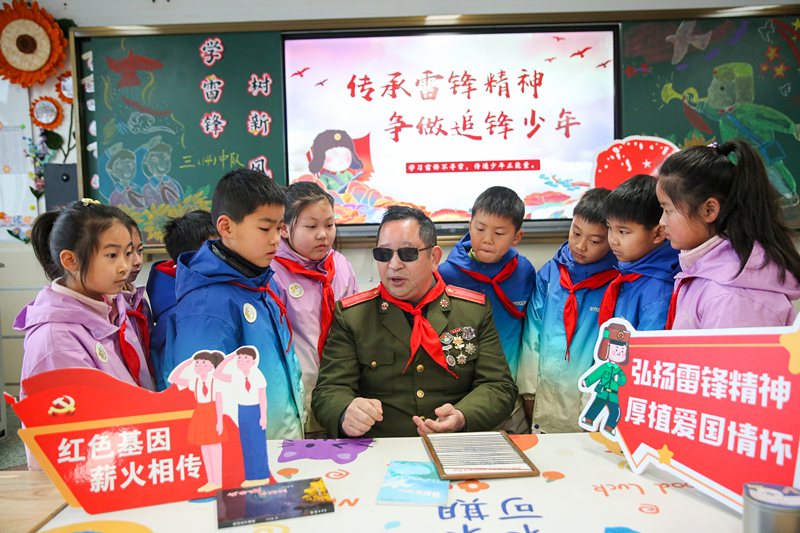 2025年3月3日，江蘇南通如皋市安定小學(xué)里，傷殘軍人許波銀在思政小課堂上向?qū)W生講述雷鋒故事。