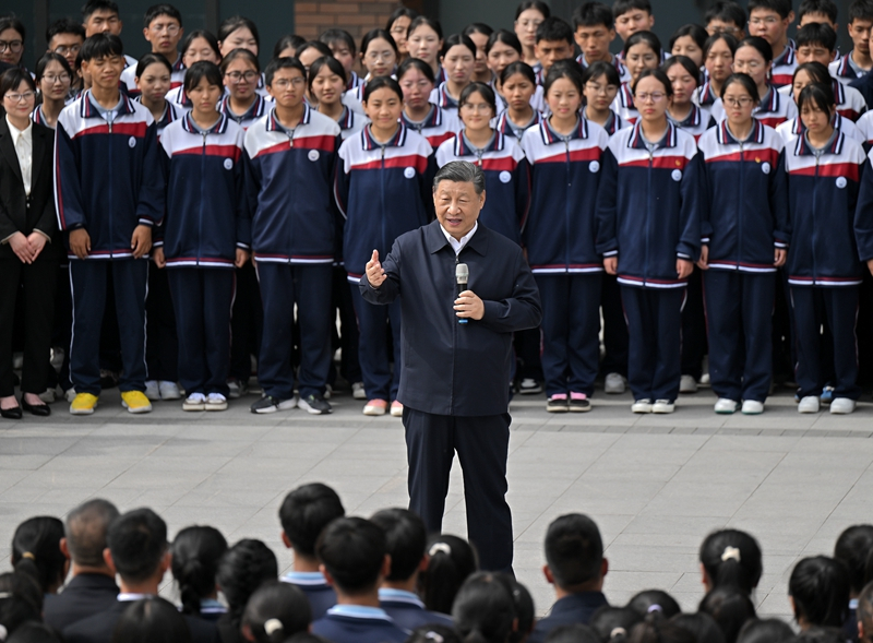 2024年6月18日，習(xí)近平總書記在青海果洛西寧民族中學(xué)考察時(shí)，同師生們親切交流。
