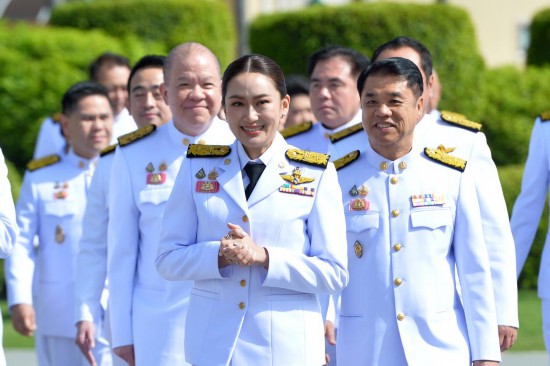 2024年9月7日，泰國總理佩通坦·欽那瓦（前中）及新一屆內(nèi)閣成員在位于首都曼谷的總理府與媒體見面。新華社發(fā)（拉亨攝）