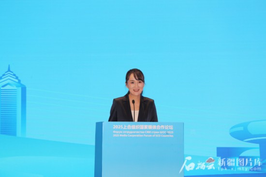 5月23日，在2025上合組織國(guó)家媒體合作論壇青年文化交流營(yíng)活動(dòng)中，人民日?qǐng)?bào)社記者阿爾達(dá)克·塔巴拉克發(fā)言。石榴云/新疆日?qǐng)?bào)記者 李雄心攝