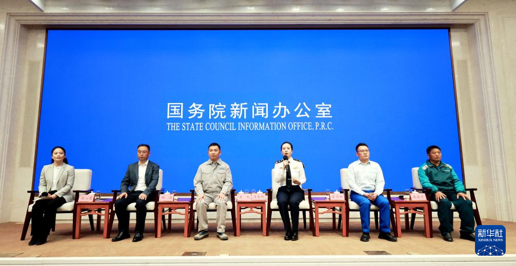 5月29日，國(guó)務(wù)院新聞辦公室在北京舉行“新征程上的奮斗者”中外記者見面會(huì)，交通運(yùn)輸領(lǐng)域代表圍繞“加快建設(shè)交通強(qiáng)國(guó) 勇當(dāng)開路先鋒”與中外記者見面交流。新華社記者 潘旭 攝