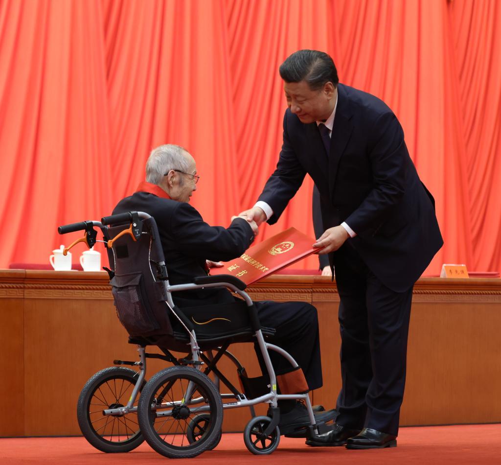 2021年11月3日，2020年度國家科學(xué)技術(shù)獎勵大會在北京人民大會堂隆重舉行。習(xí)近平總書記向獲得2020年度國家最高科學(xué)技術(shù)獎的中國航空工業(yè)集團有限公司顧誦芬院士頒獎。新華社記者 龐興雷 攝