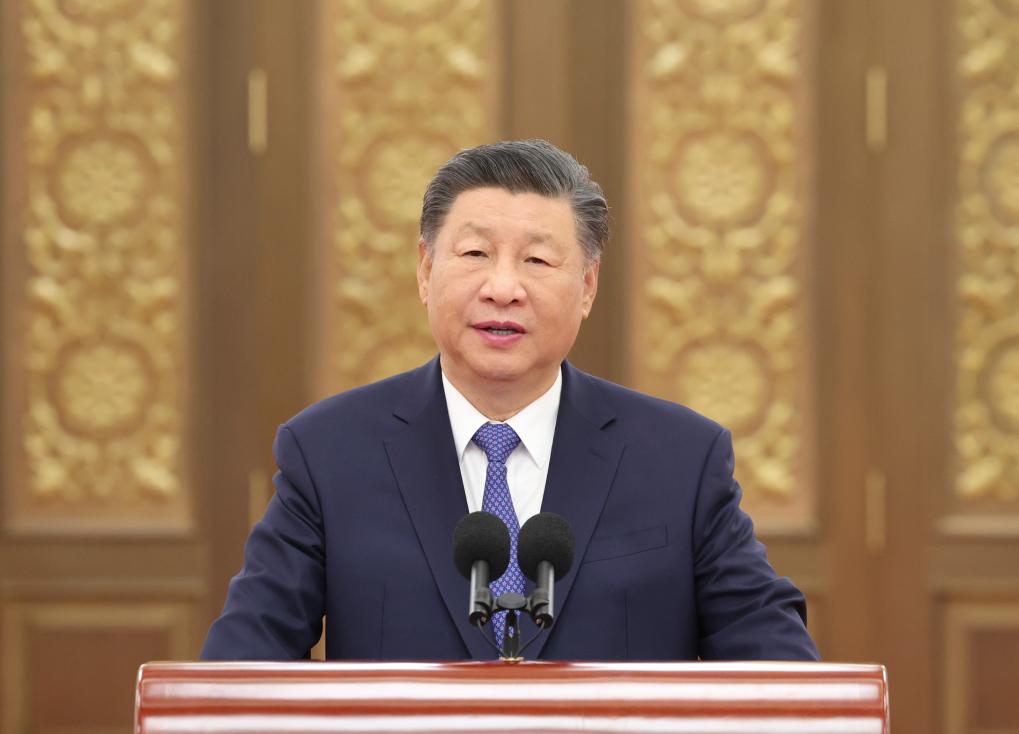 2024年9月23日，習(xí)近平總書記在人民大會堂接見探月工程嫦娥六號任務(wù)參研參試人員代表并參觀月球樣品和探月工程成果展覽。這是習(xí)近平總書記發(fā)表重要講話。新華社記者 鞠鵬 攝