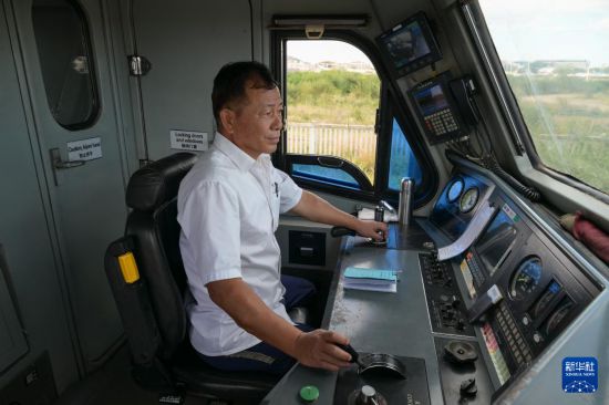 5月31日，在蒙內鐵路內羅畢站，機車駕駛員蔣立平在即將開往蒙巴薩的E2次列車上進行準備工作。新華社記者 楊光 攝