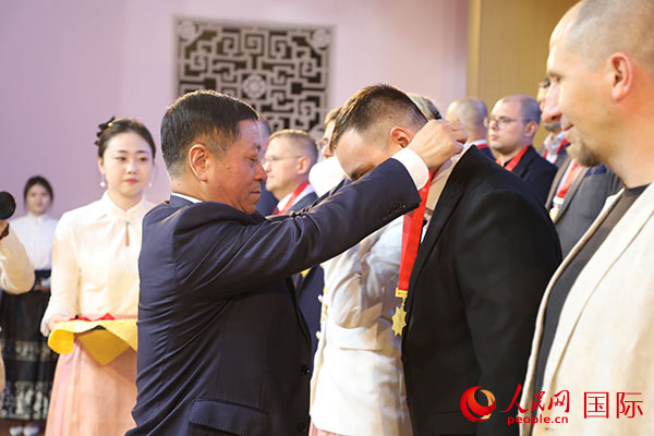 中國(guó)駐俄羅斯大使張漢暉為獲獎(jiǎng)?wù)哳C獎(jiǎng)。人民網(wǎng)記者 肖新新攝