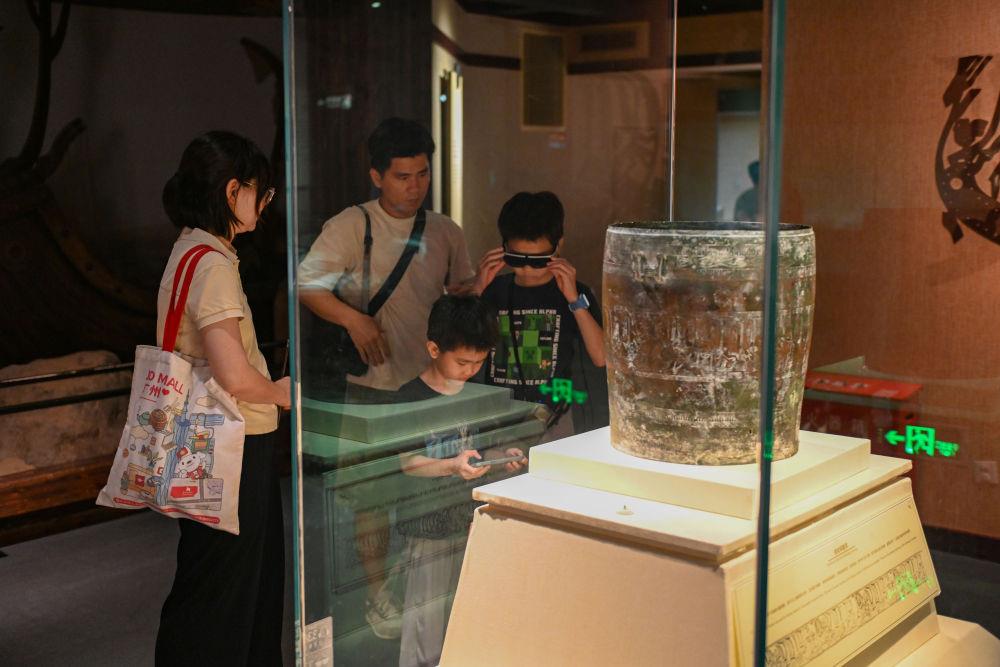 △2025年5月18日，游客在廣東廣州南越王博物院（王墓展區(qū)）體驗AR眼鏡智慧導覽服務。