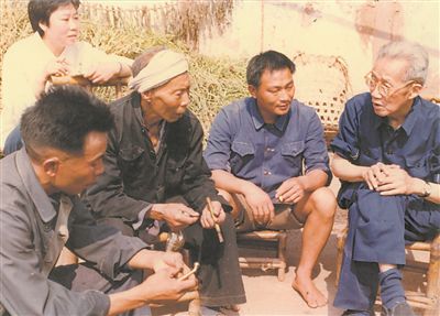 侯光炯（右一）和農(nóng)民在一起親切交流。 西南大學(xué)檔案館供圖