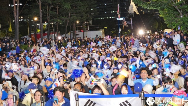 當?shù)貢r間4日凌晨，李在明支持者們聚集在國會前等待計票結果。人民網(wǎng) 柳美鉉攝