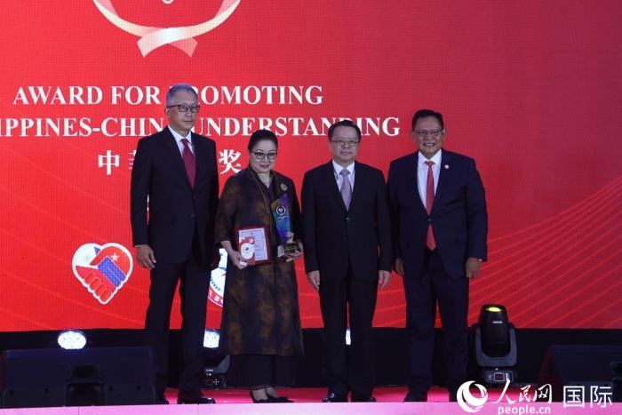 菲律賓前參議員許爾琦榮獲“終身成就獎(jiǎng)”。人民網(wǎng)記者 樊帆攝